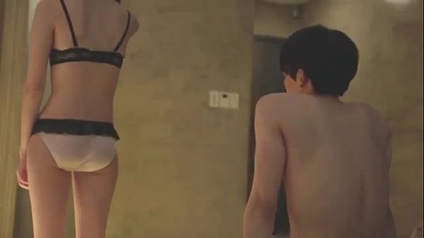 Em gái hiếu kì muốn xem con cặc của anh