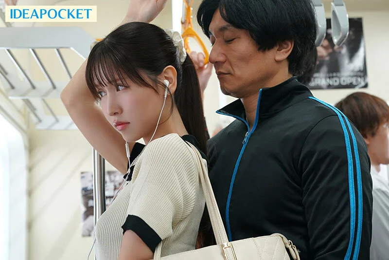 Bị cựu giáo viên tình dục trên tàu điện